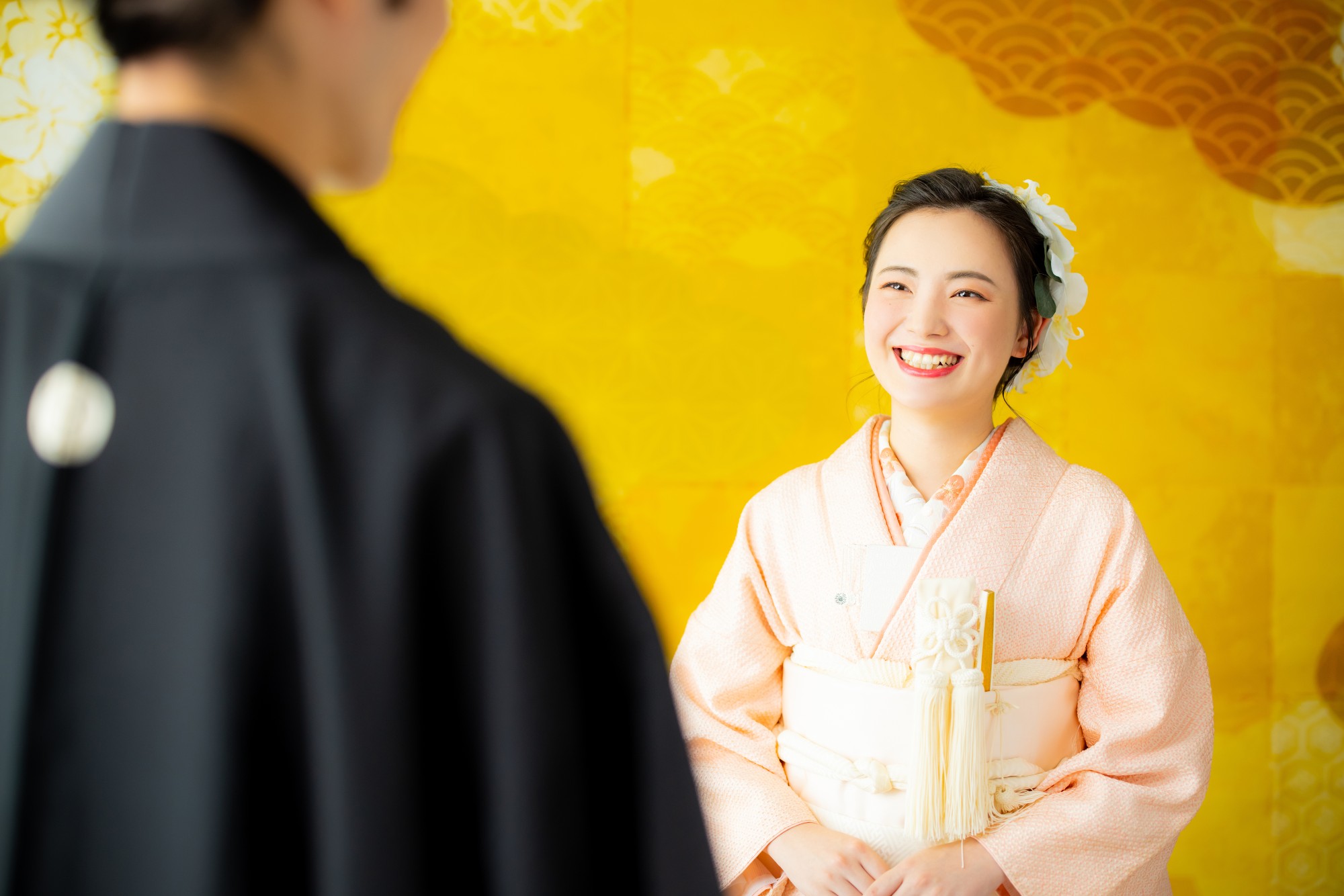 和装で微笑む新郎新婦